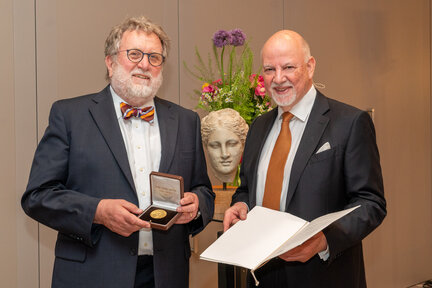 Prof Thomas Mertens (Chairman of the STIKO) left, Prof Martin Exner (Chairman of the Rudolf Schülke Foundation) right